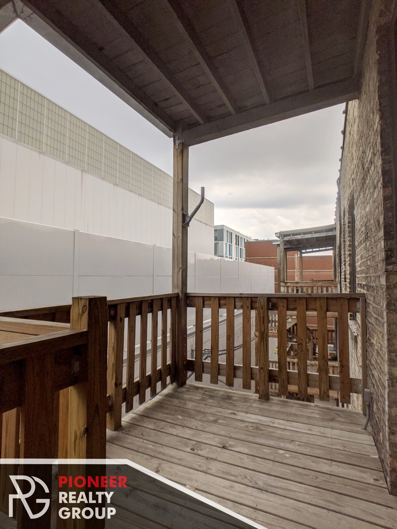 Building Photo - 813 W Waveland Ave