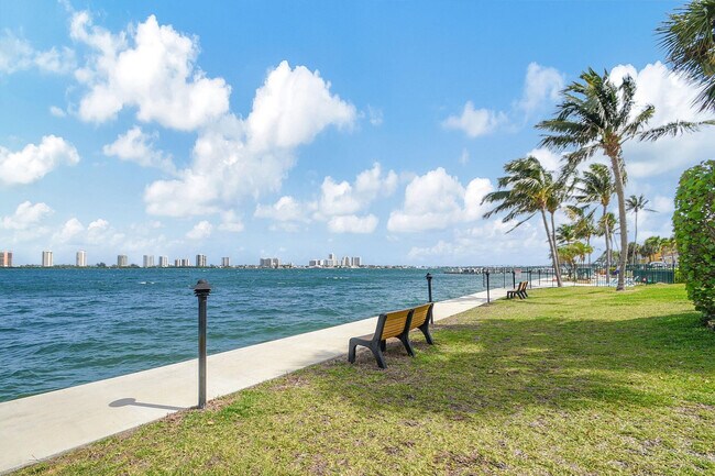 Building Photo - 1110 Lake Shore Dr