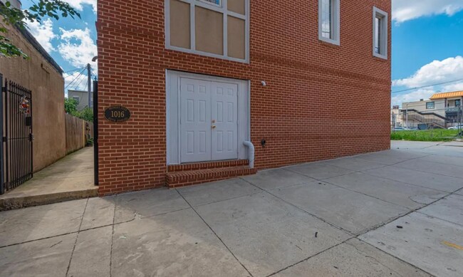 Building Photo - Beautiful EOG 3 bedroom  2.5 bath townhome with a 2 car garage and roof top deck overlooking the ...