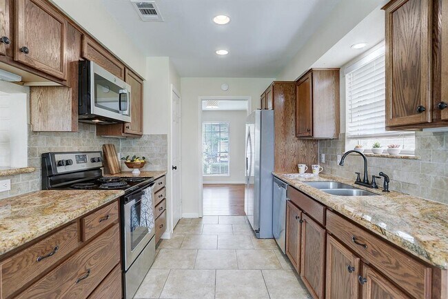 Building Photo - 910 Pebbleshire Dr