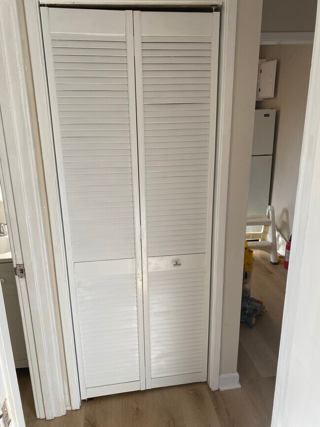 WASHER DRYER ONE - 703 Daniels St