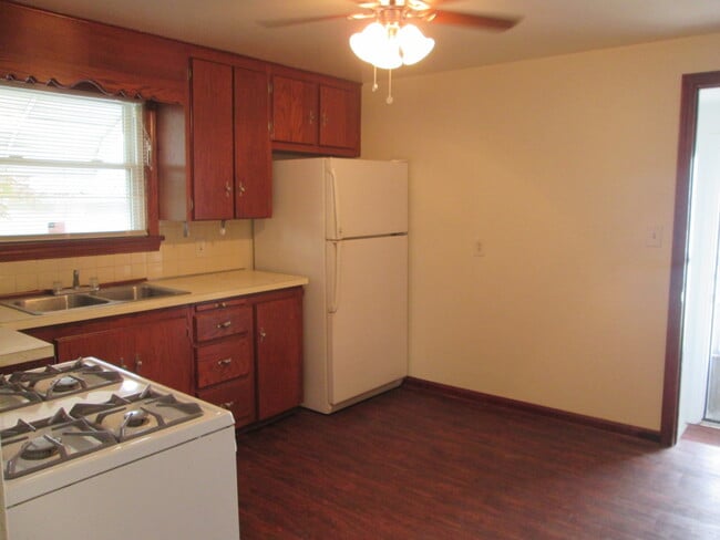 Building Photo - 820 Lincoln Ave SE