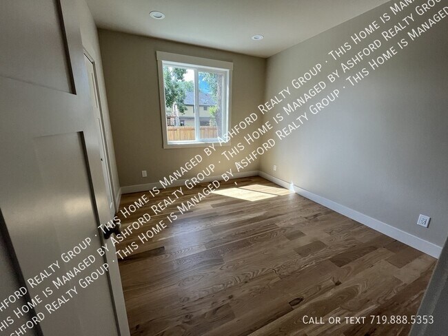 Building Photo - 839 E Willamette Ave