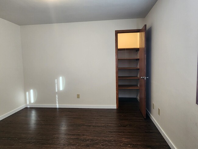 Building Photo - "3-Bed Townhouse with 1.5 Baths in Appleton!