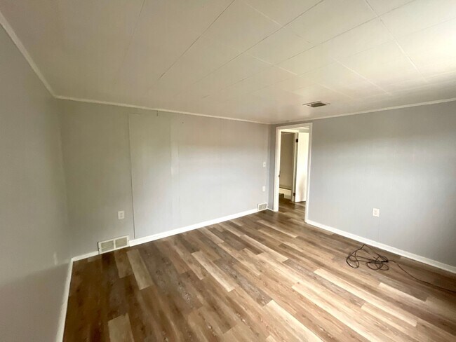 Building Photo - Renovated 3 bed 2 bath in Ambridge Heights!