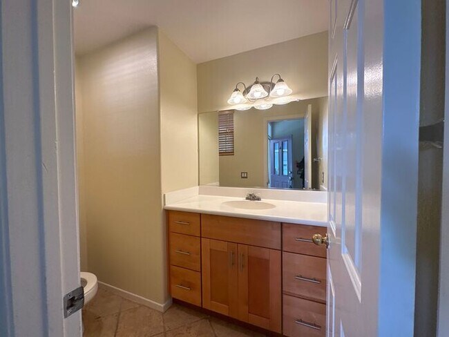 Building Photo - 3 bedroom/2.5 Bath Northbridge Home