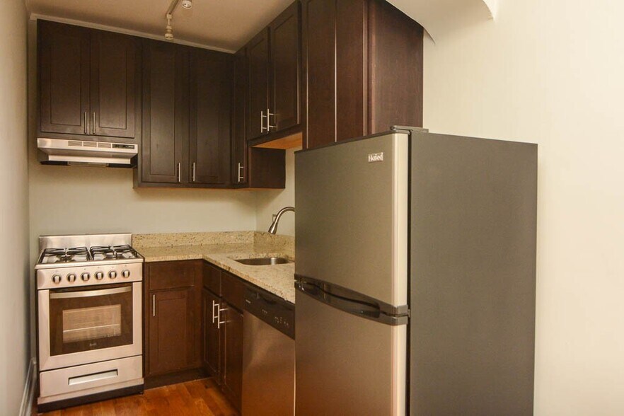 Building Photo - 4743 N Hermitage Ave