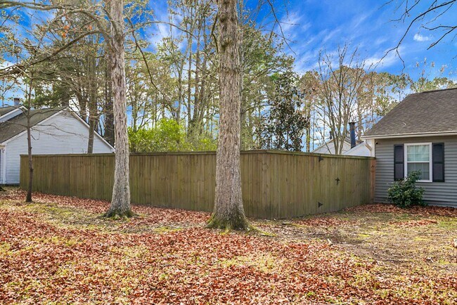 Building Photo - **$500 Off First Months Rent** Charming 3 Bedroom 2 bathroom ready for you to call home!