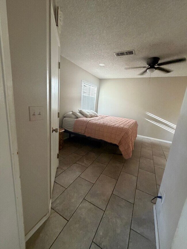 Building Photo - 2 Bedroom 2 bath private enclosed yard for