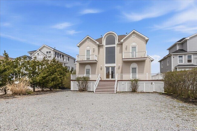 Building Photo - 672 Dune Rd