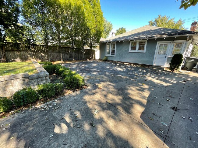 Building Photo - 2BR Cottage in Woodmont/West End