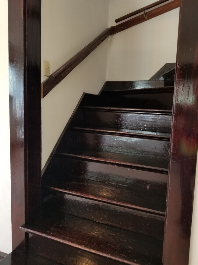 Building Photo - ***AUGUST 2027*** 5 Bed 3 Bath House Downtown