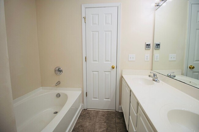 Building Photo - 223 Forest Green Dr