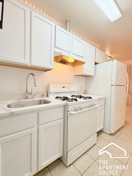 Building Photo - 1900 S Throop St