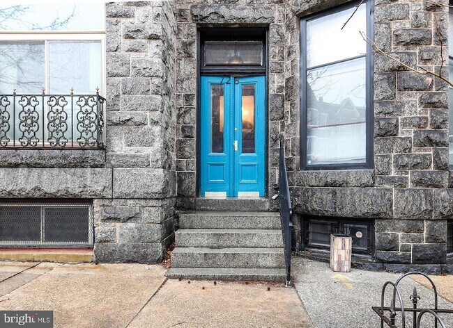 Building Photo - 728 Reservoir St