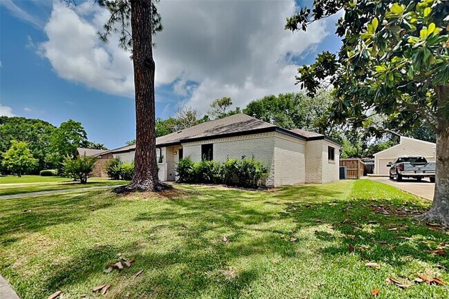 Building Photo - 2318 Turtle Creek Dr