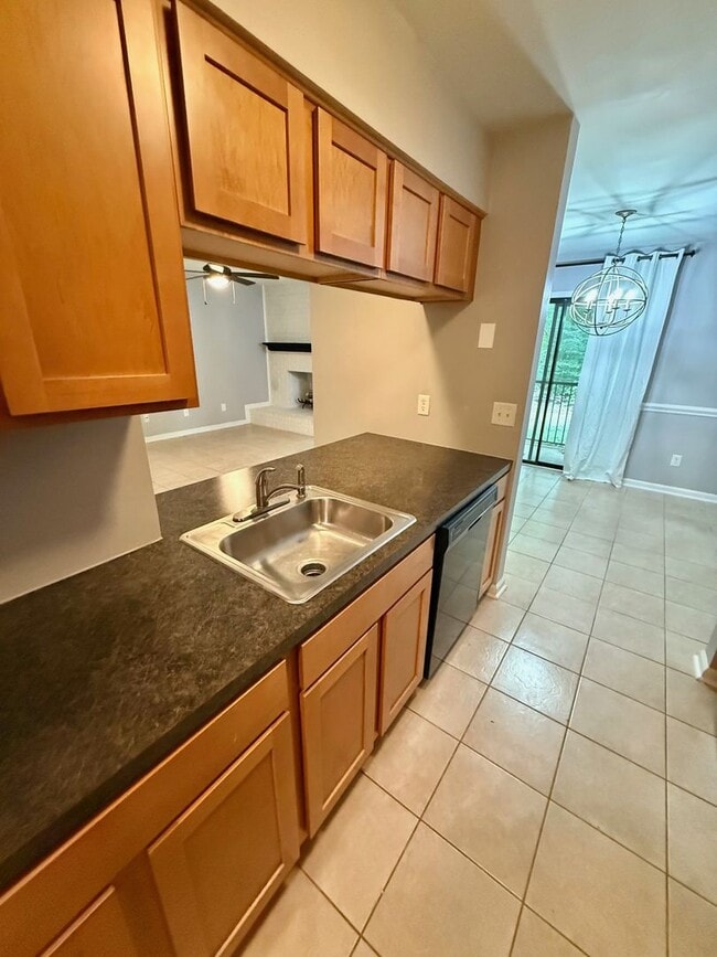 Building Photo - Fully Renovated 2 Bed, 2 Bath Ground-Floor...