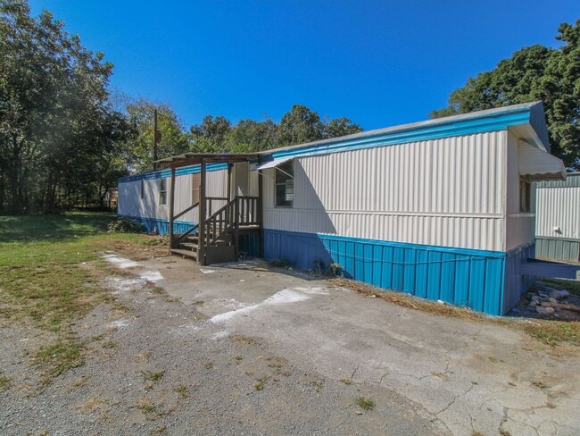 Building Photo - Updated Country Home Just Minutes from Fay...