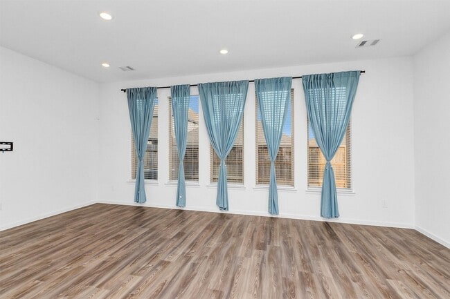 Building Photo - 677 Royal Arch Dr