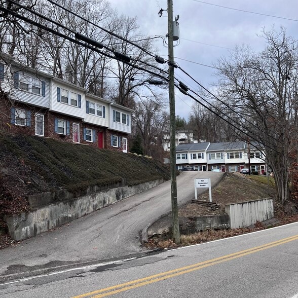 Building Photo - 735 Oakwood Rd