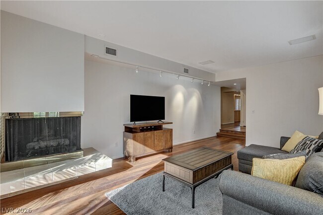 Building Photo - 3223 Pinehurst Dr