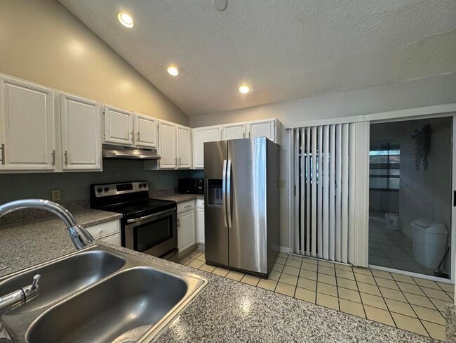 Building Photo - 3/2 in Townhomes West