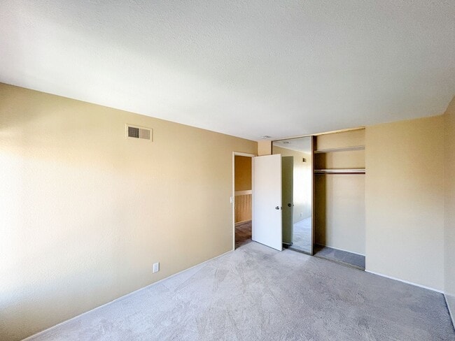 Building Photo - Beautiful 3BD/2.5BA W/ Open Floor Plan and...