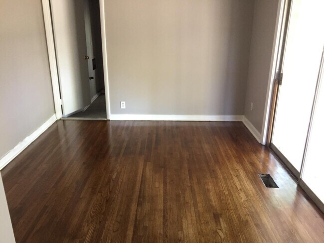 Building Photo - 897 Twin Lake Dr NE
