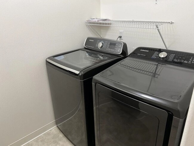 Building Photo - Enormous Tri-Level Townhome 2/2 w/Bonus Room Available Feb. 6th