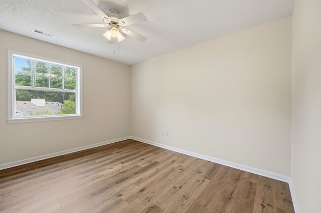 Building Photo - Updated 2BR Townhome in Prime Chapel Hill Location with Pool & Tennis!