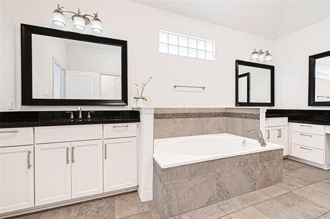 Building Photo - 1531 Woodbend Park S