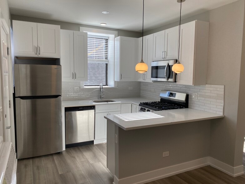 Primary Photo - 3929 N Janssen Ave