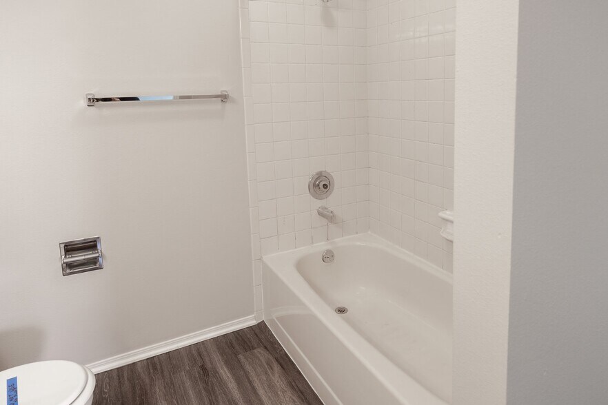 Building Photo - 3441 Atlantic Dr