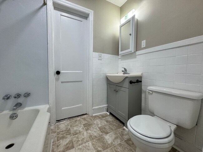Building Photo - Recently updated spacious 2 bedroom with flex space and fenced backyard
