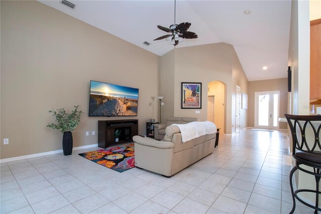 Building Photo - 275 Dahlia Ct