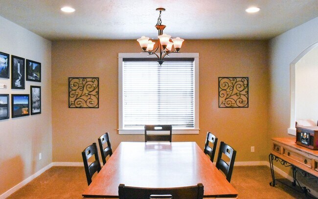 Building Photo - Spacious 5 Bed/2.5 Bath Single Family Home...