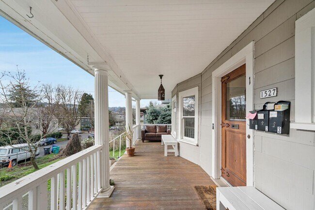 Building Photo - Charming 1-bdrm/1-bath in 1900s Victorian triplex—Prime location, shared laundry & yard