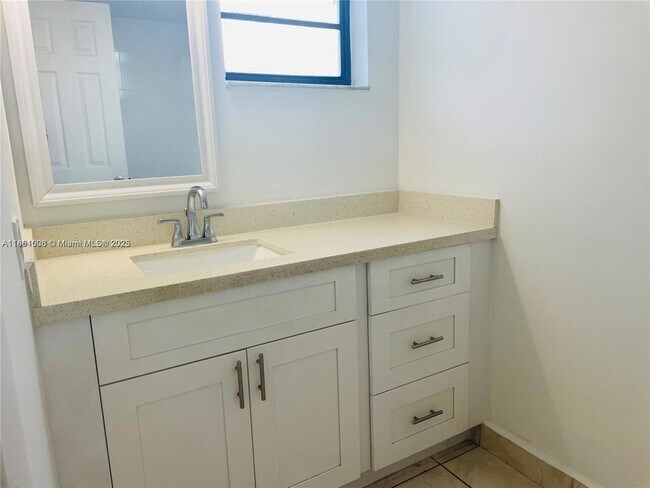 Building Photo - 9440 Fontainebleau Blvd