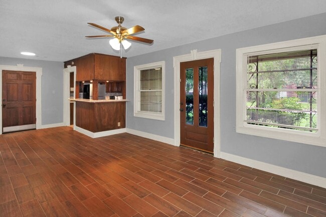 Building Photo - 110 Pamellia Dr