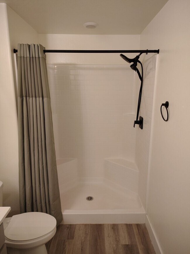 Building Photo - Spacious 5-Bedroom, 4-Bathroom House with Mother-in-Law Suite in SE Bakersfield