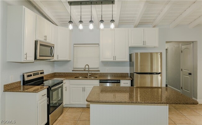Building Photo - 310 Burland St
