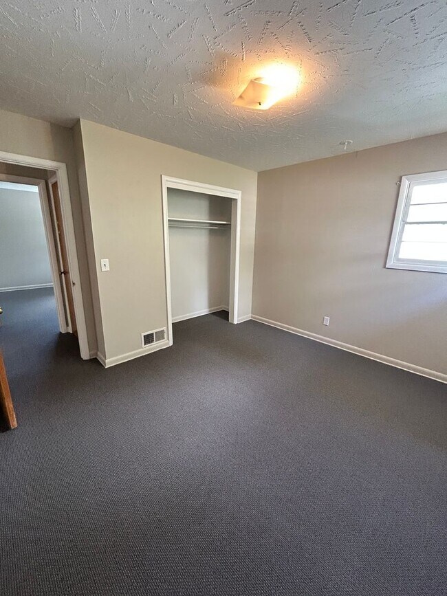 Building Photo - Adorable midtown home!