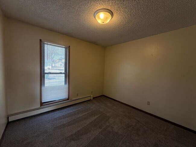 Building Photo - $995 | 2 Bedroom, 1 Bathroom Apartment | No Pets | Available for Immediate Move In!