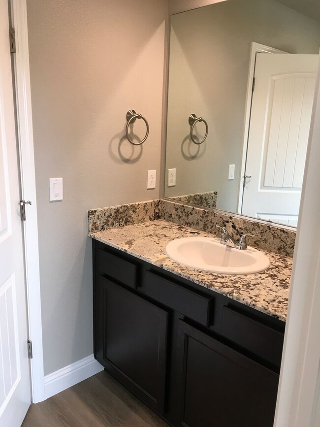 Building Photo - 4 Bedroom West Redding Townhome