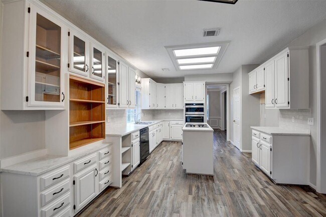 Building Photo - 539 W North Hill Dr