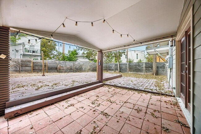 Building Photo - 3104 Fontana Dr