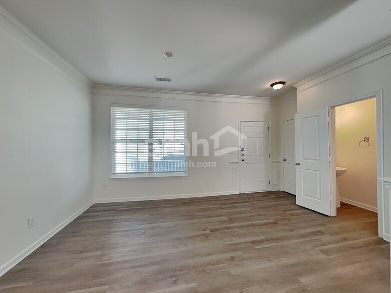 Building Photo - 2004 Centerview Dr