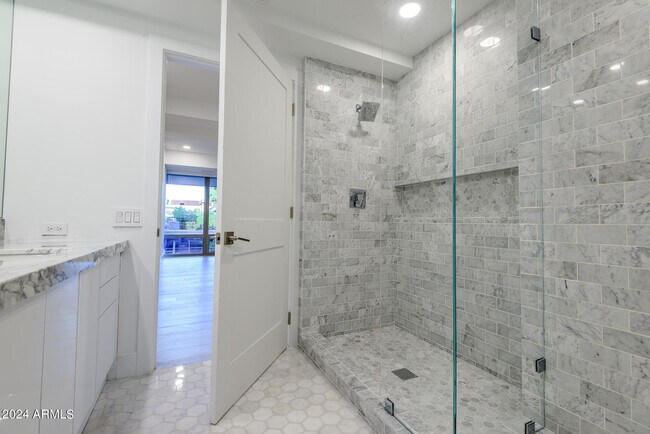 Building Photo - 7117 E Rancho Vista Dr