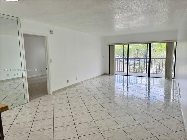 Building Photo - 200 Lakeview Dr