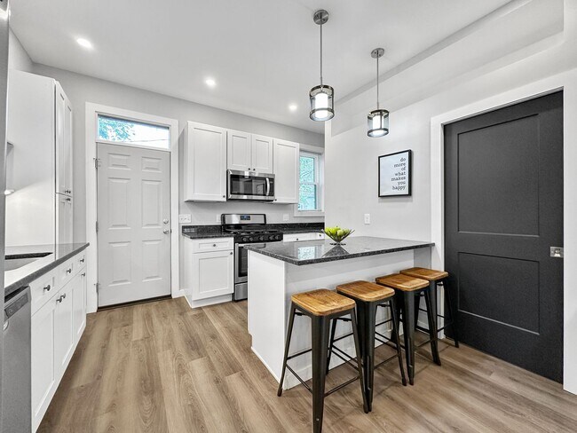Building Photo - Newly Renovated 2 Bed, 2.5 Bath Furnished Home in Columbus